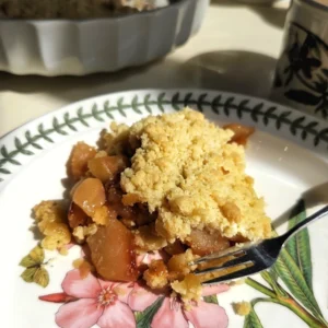 Тертий пиріг з грушами та хрумкою крихтою подаємо теплим у формі та викладаємо на тарілки Portmeirion Botanic Garden, додавши кульку морозива