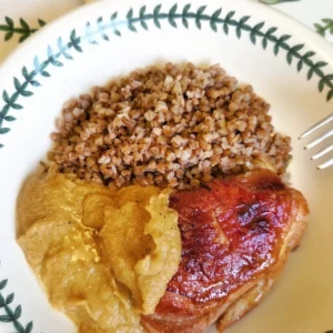 Запечена курка з карамельною цибулею по-єврейськи у формі Portmeirion Botanic Garden. Подаємо з хрумким багетом й охолодженим білим. Смакуємо!