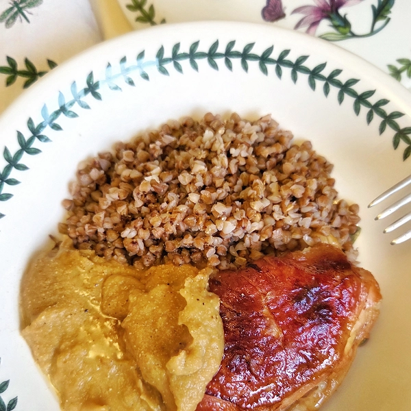 Запечена курка з карамельною цибулею по-єврейськи у формі Portmeirion Botanic Garden. Подаємо з хрумким багетом й охолодженим білим. Смакуємо!