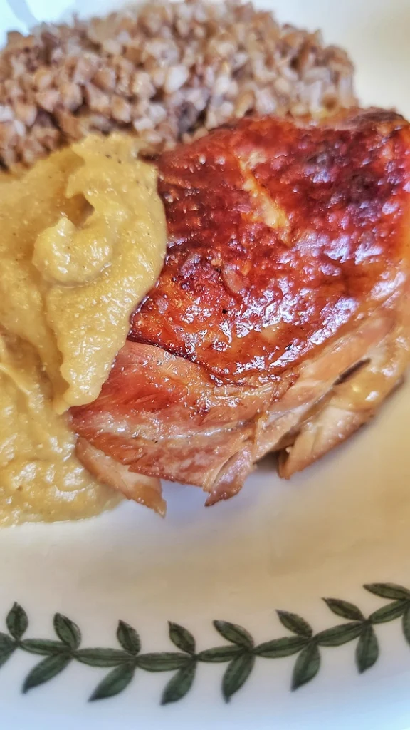 Запечена курка з карамельною цибулею по-єврейськи у формі Portmeirion Botanic Garden. Подаємо з хрумким багетом й охолодженим білим. Смакуємо!