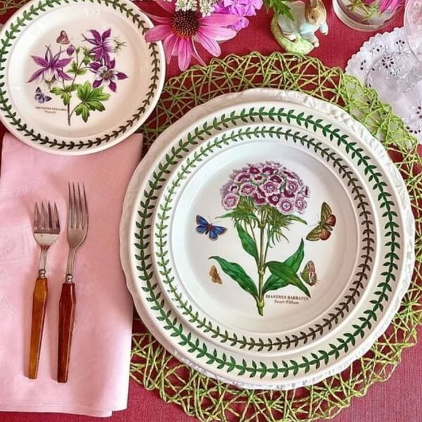 Англійський посуд Portmeirion Botanic Garden з малюнками садових квітів та лавровим вінком створить особливий затишок у домі