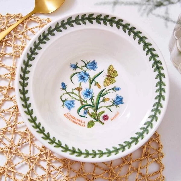 Тарілка для вівсянки Portmeirion Botanic Garden з квітами дзвоників та лавровим вінком принесе особливу естетику вашому ранку