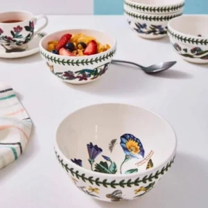 Миски Portmeirion Botanic Garden з різноманітними малюнками квітів та брендовим лавровим вінком додадуть аристократичних акцентів вашому сервіруванню та підкреслять бездоганний смак господині