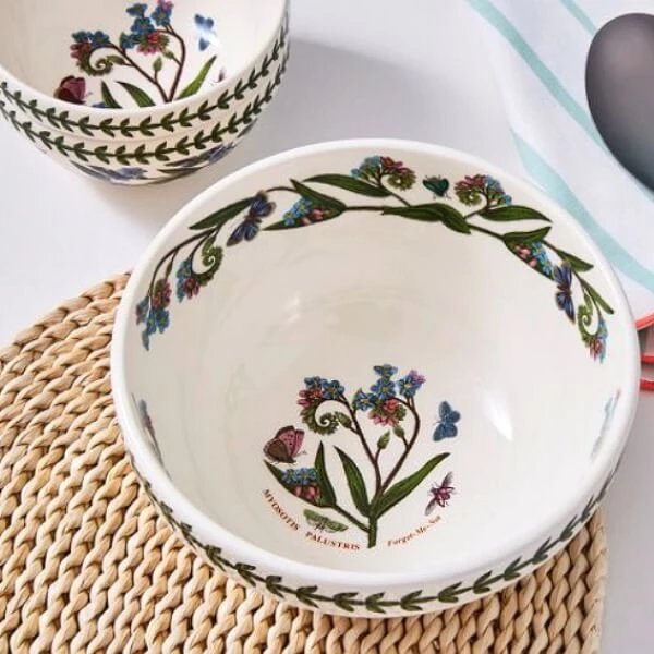 Миски Portmeirion Botanic Garden з різноманітними малюнками квітів та брендовим лавровим вінком додадуть вишуканості вашій трапезі та наповнять сервірування англійським шармом